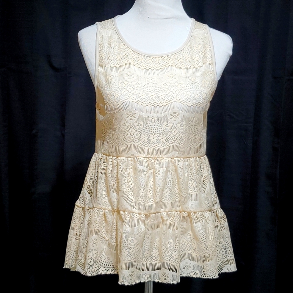Lace tank w/hi-lo hem